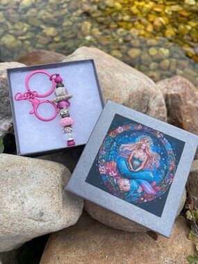 Keychain Beach Stone and Charms in Gift Box